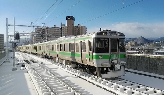 JR電車在雪地中行駛