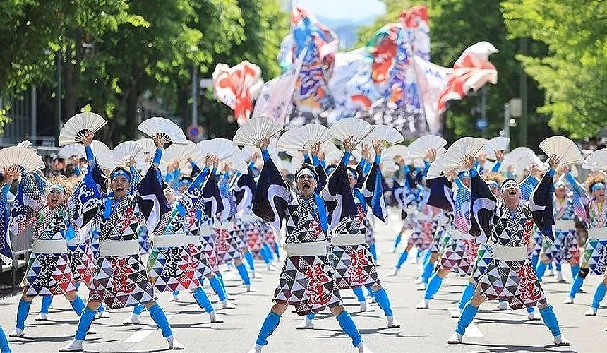 YOSAKOI索朗祭上,大家身穿祭典服,聚集在路上高舉扇子跳群舞
