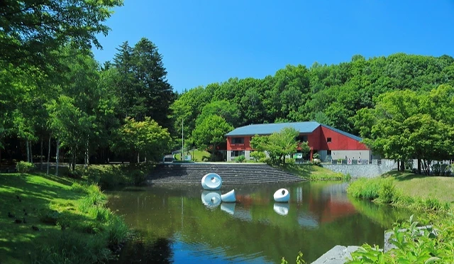 札幌藝術之森一景,藝術品漂浮在池子上