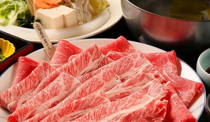 牛肉涮涮鍋・壽喜燒套餐的肉片與蔬菜