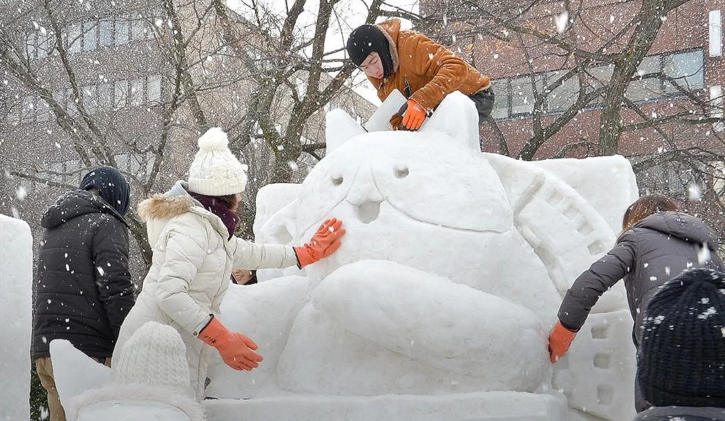 札幌雪祭上一家人在推貓貓造型雪雕