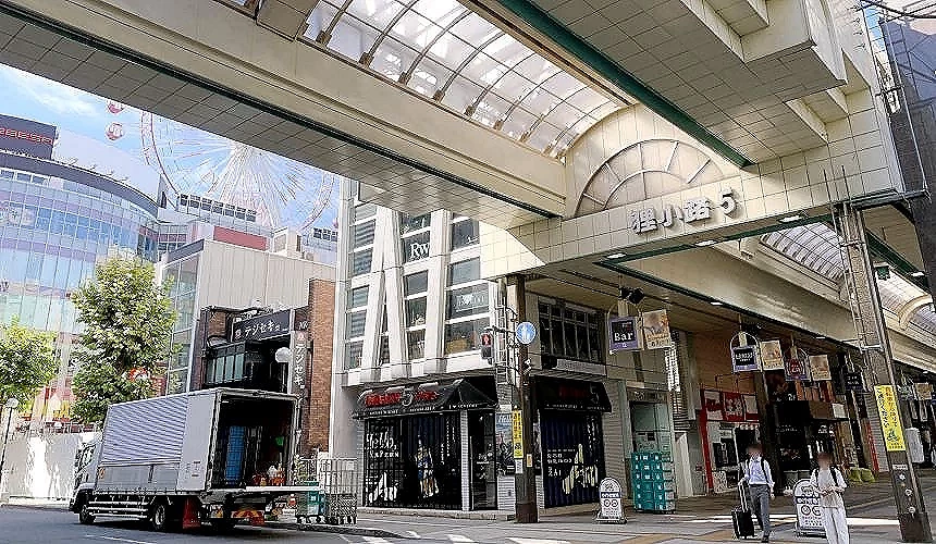 狸小路商店街一景,可看到許多商家坐落其中