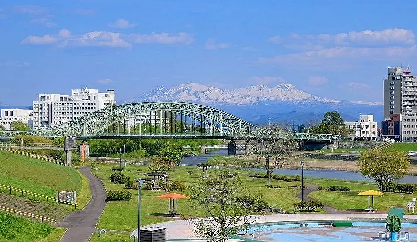 以大雪山為背景的旭川市區