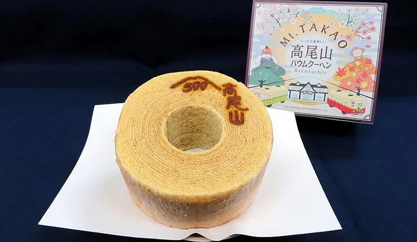 高尾山年輪蛋糕上面印有高尾山字樣
