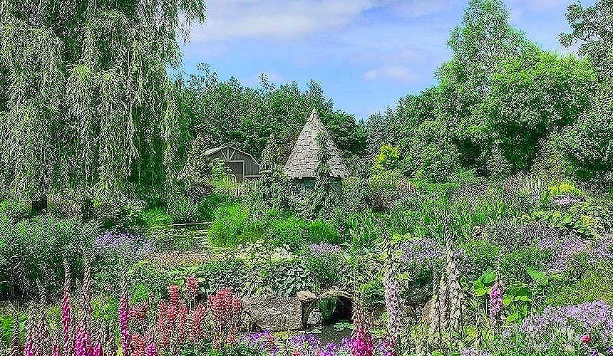 绿意围绕的小屋与绽放的粉色小花