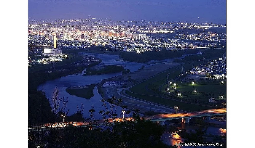 由岚山观景台眺望的旭川夜景,可见地下城市灯火点点