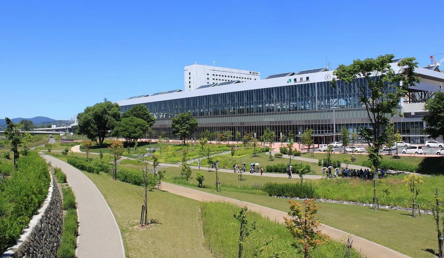 旭川北彩都公园内有大片绿地,后方即是旭川车站
