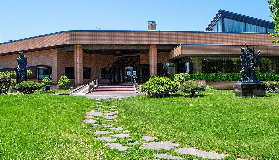 北海道立旭川美术馆为一栋一层楼的红砖建筑,门口外是绿草如茵