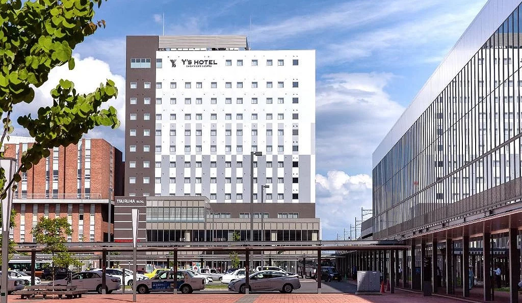 Y's Hotel 旭川站前外观,右侧窗户玻璃反光的大楼即为旭川车站