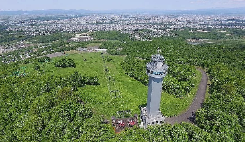 空拍旭川尼可拉斯观景塔,座落在一片绿地之中