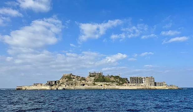 藍天藍海中間的軍艦島