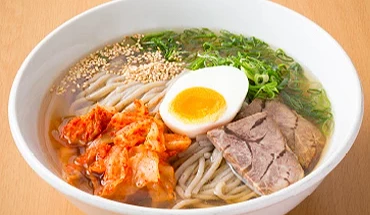 別府冷麵,配料有蛋、芝麻、肉、泡菜等