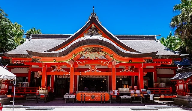 青鳥神社的朱紅和藍天呈現極大對比