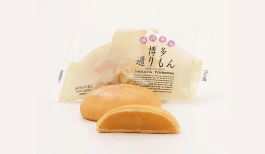 博多通饅頭被切成兩半,後面擺著包裝紙