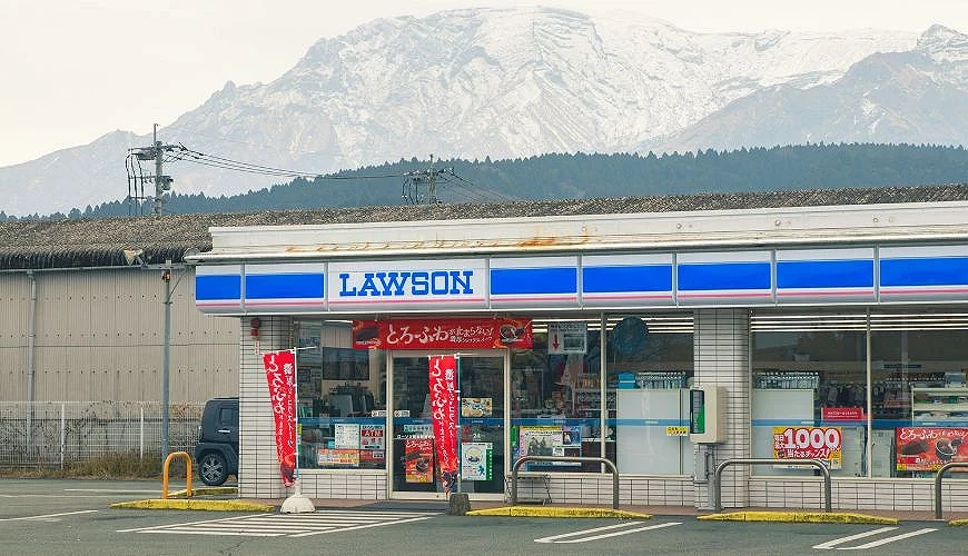 日本 LAWSON 外观,后面有漂亮的雪山连峰