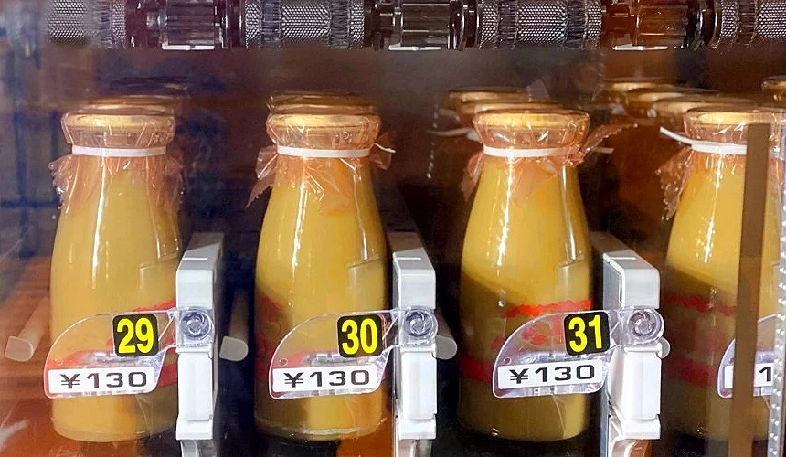 販賣機裡有滿滿的咖啡牛奶,標價一瓶130日圓