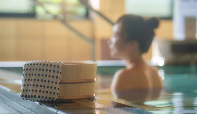 一位女子正在泡溫泉享受