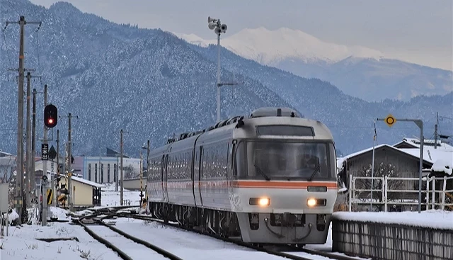 特急飞驒行驶在雪中