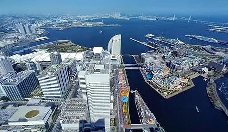 高樓大廈圍繞著海岸