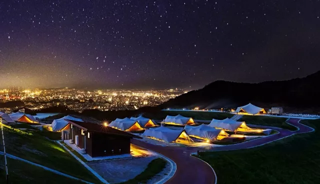 福岡郊區住宿推薦:Snow Peak YAKEI SUITE ABURAYAMA FUKUOKA 俯瞰夜景