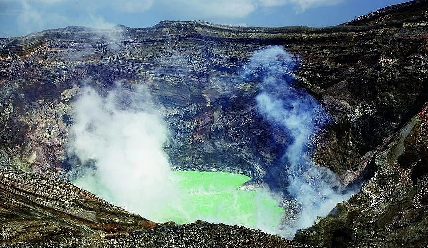 「中岳」火山口