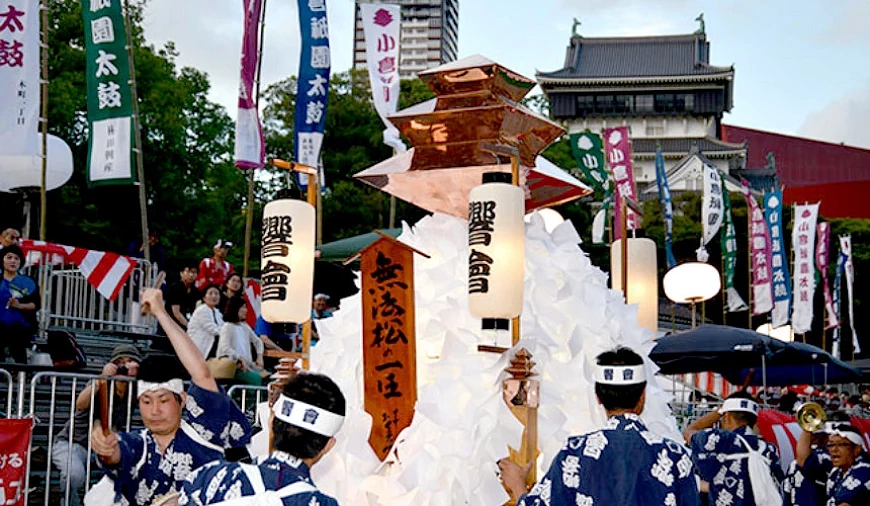 以小倉城天守閣為背景的「太鼓總覽(太鼓総見)」行進隊伍