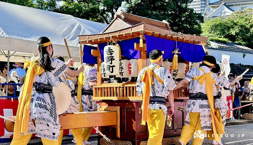 「小倉祇園太鼓」行進中的山車與擊鼓人