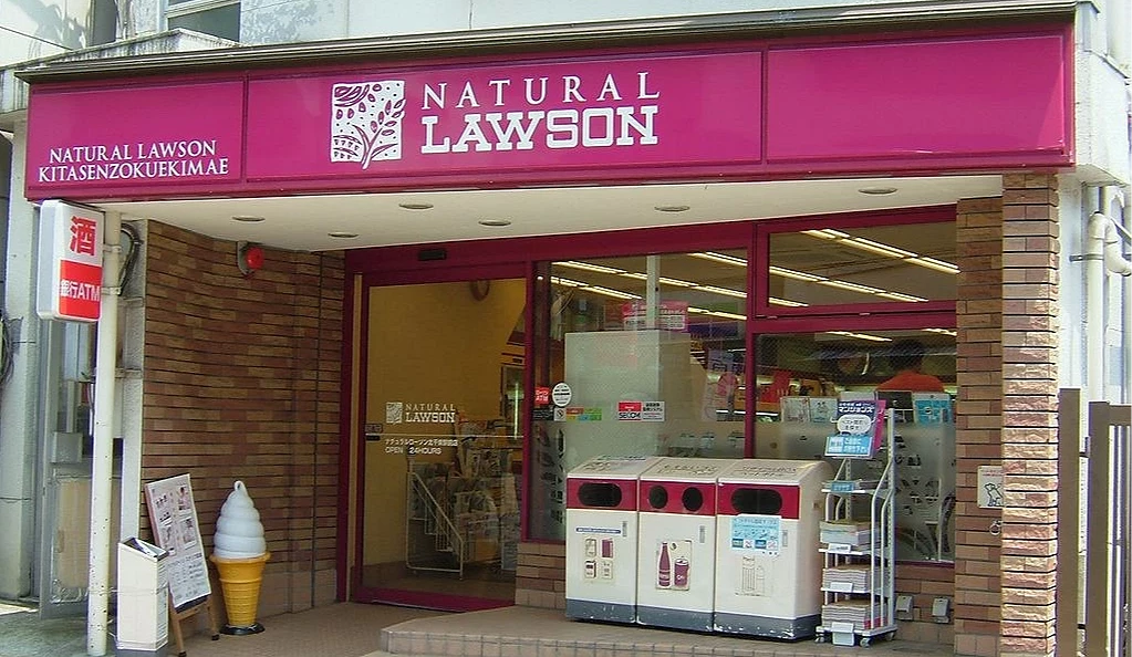日本 NATURAL LAWSON ,招牌是桃红色