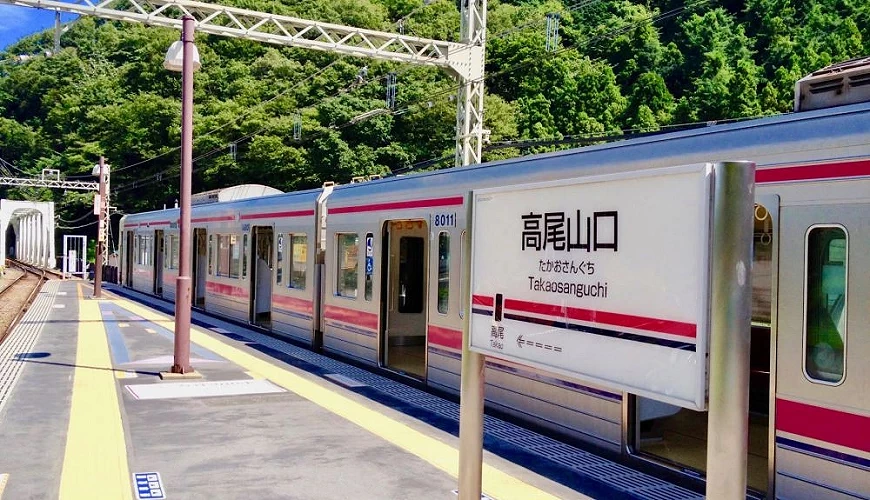 京王線列車行駛進車站