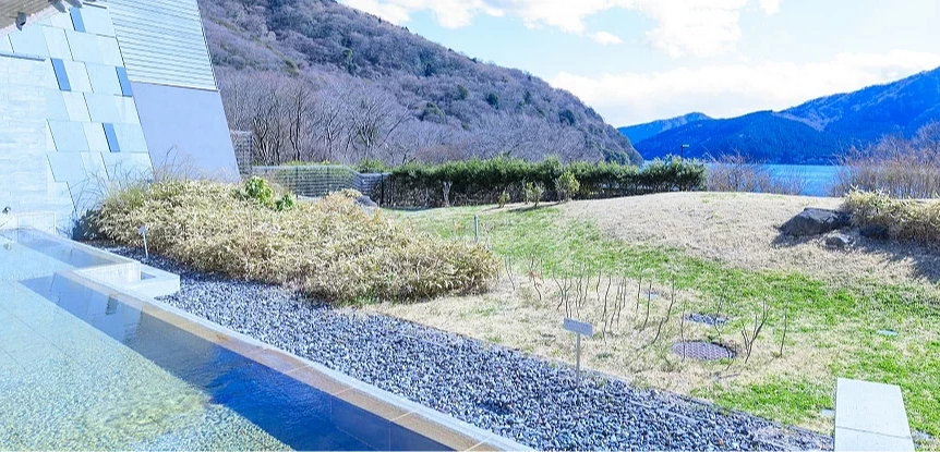 旅館擁有「庭園景觀浴場」與「蘆之湖景觀浴場」兩種棚湯選擇