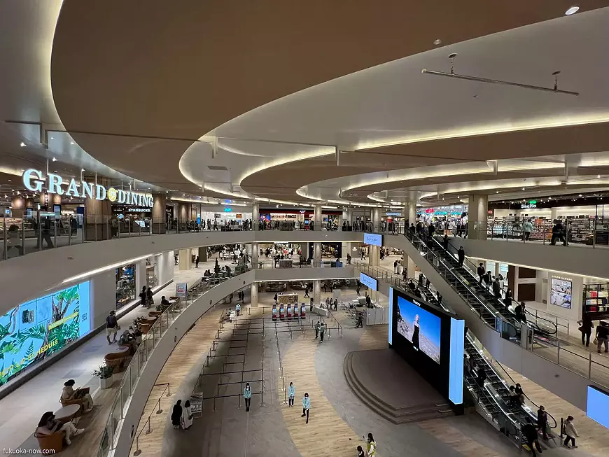 บรรยากาศภายใน LaLaport Fukuoka
