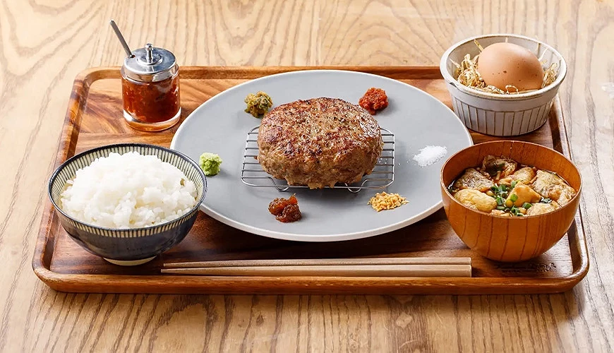 汉堡排配上酱料与米饭,充满肉汁与炭香