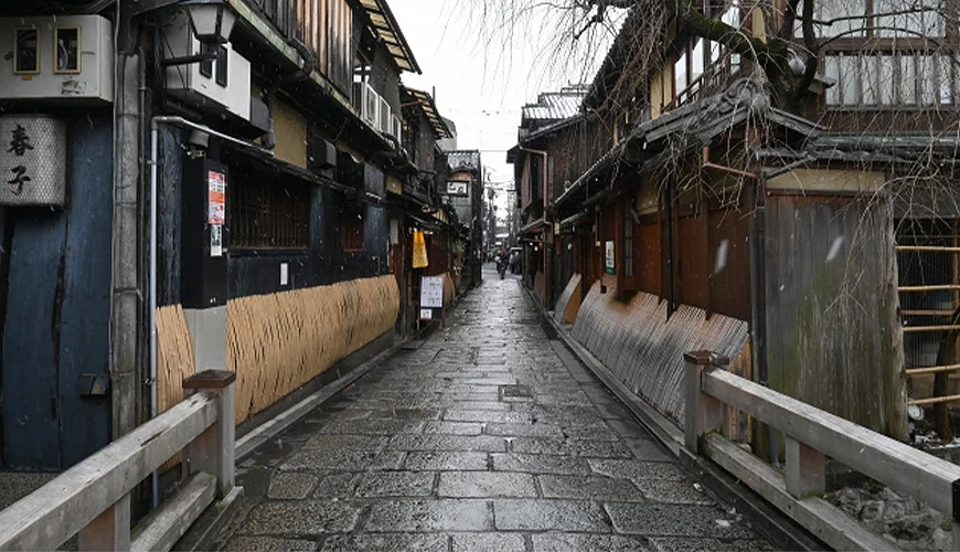 只园有不少小巷是私人道路,只供当地居民或茶屋客人通行