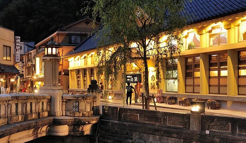 夜晚的城崎溫泉街景