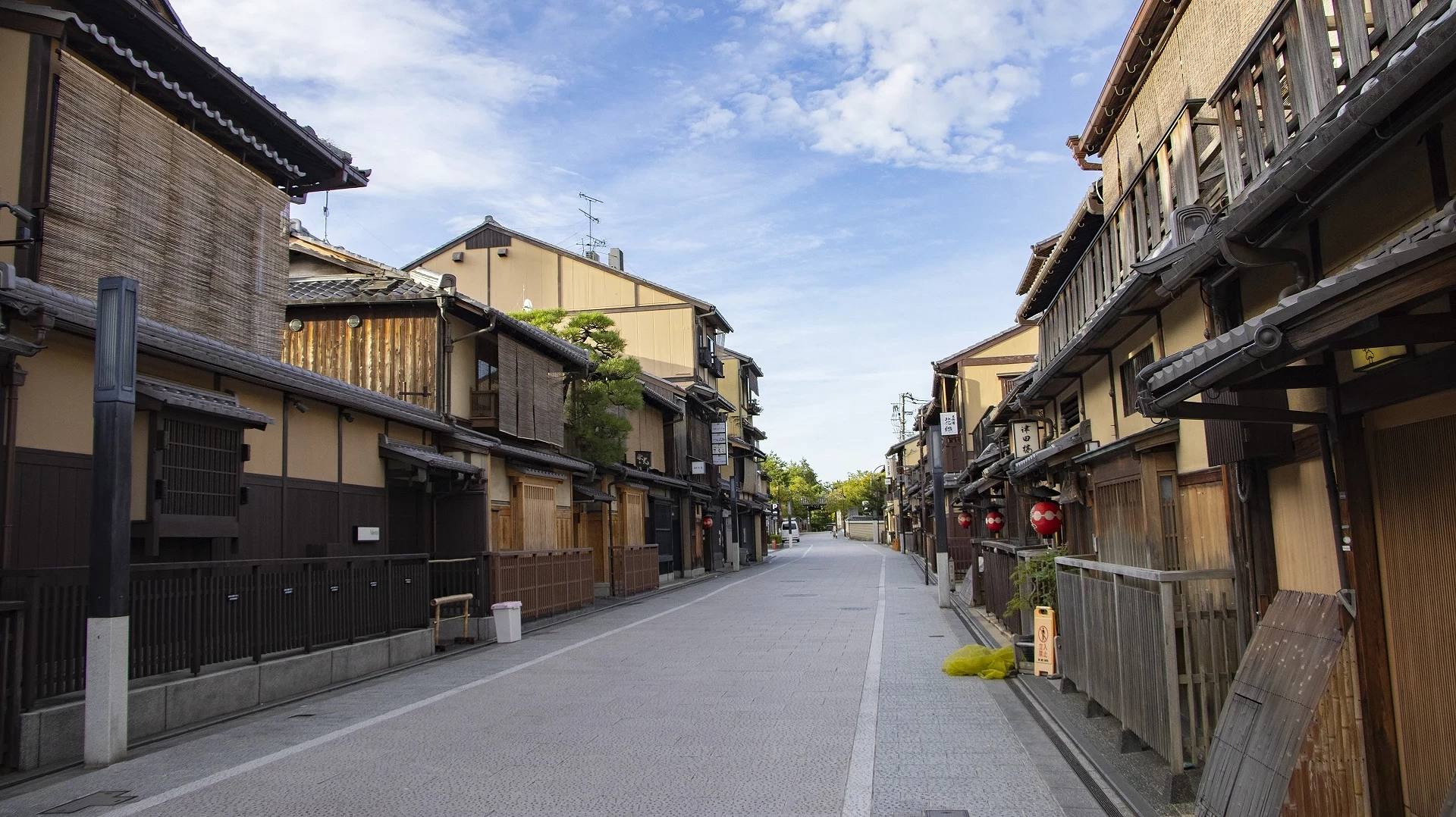 京都祇園靜謐的街道兩側是自古保留下來的古樸建築