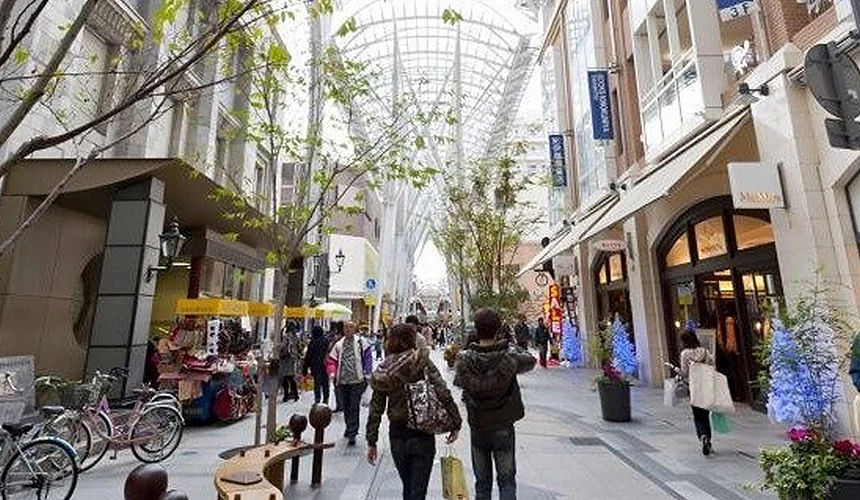 游客行走在丸龟商店街里