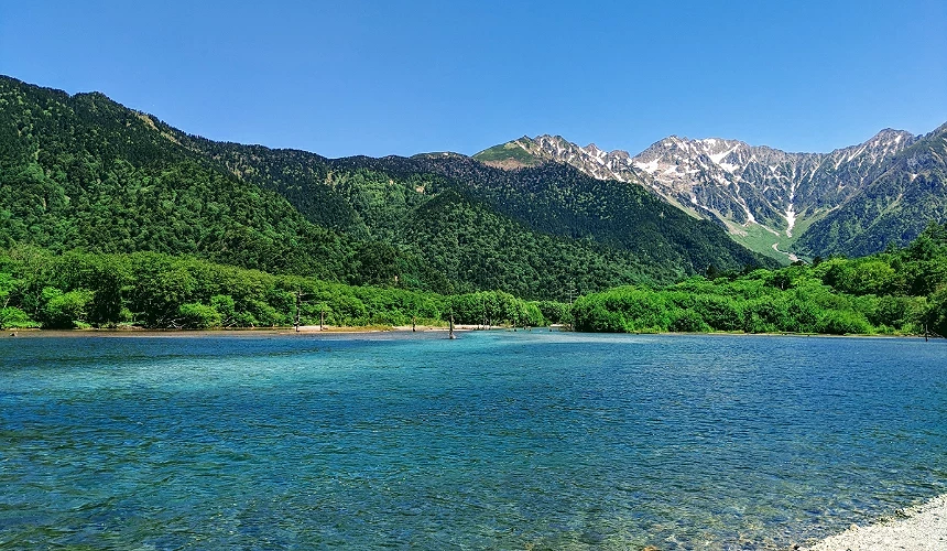 前景是湖水背景为翠绿群山的上高地大正池景观