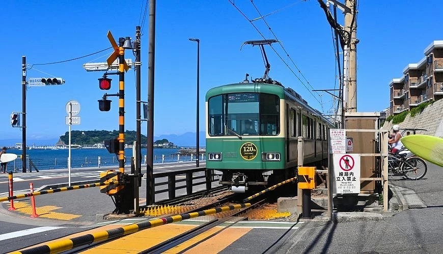 平交道上面有一個綠色的火車