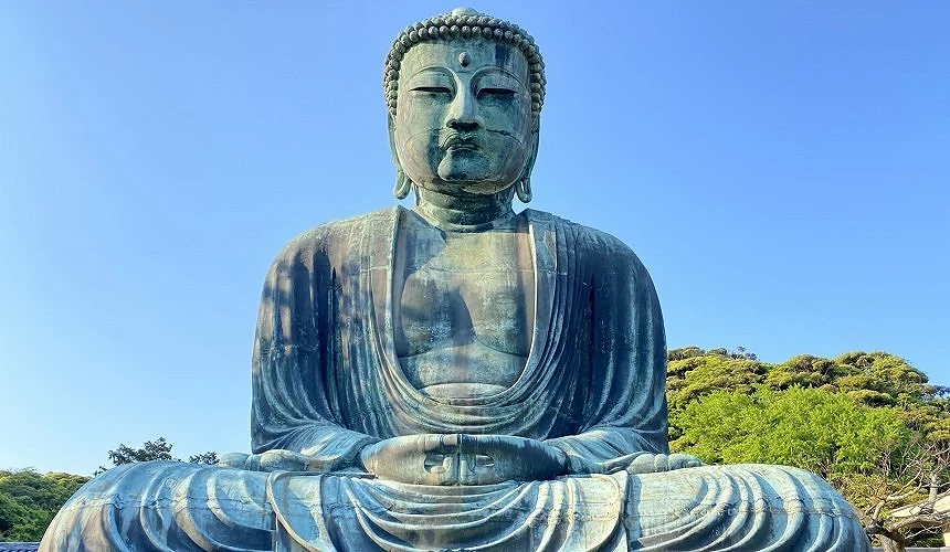 中間是一大樽佛像,後面有綠色綠林