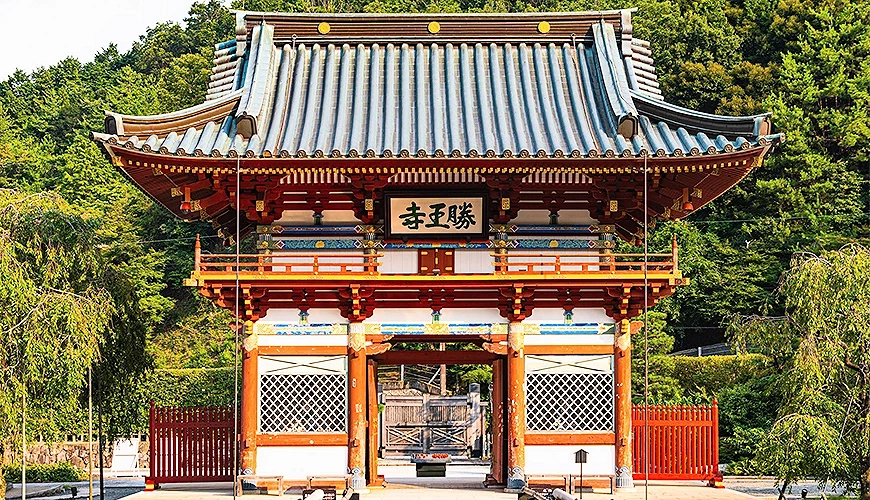 勝尾寺入口中景仰角
