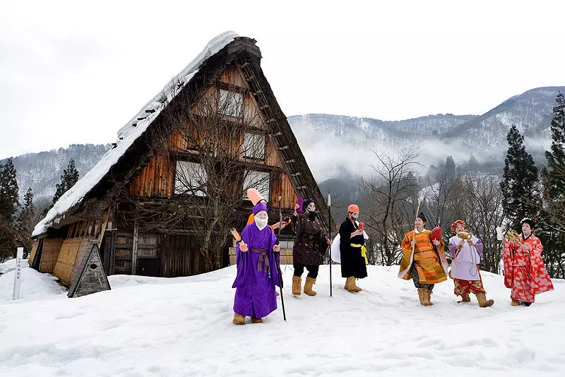บ้านกัสโชซุคุริ (Gassho-zukuri) ชิราคาวาโกะ ในฤดูหนาว พร้อมชาวบ้านในพื้นที่