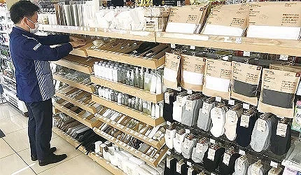 日本 LAWSON 里,店员正在整理店内的无印良品专区