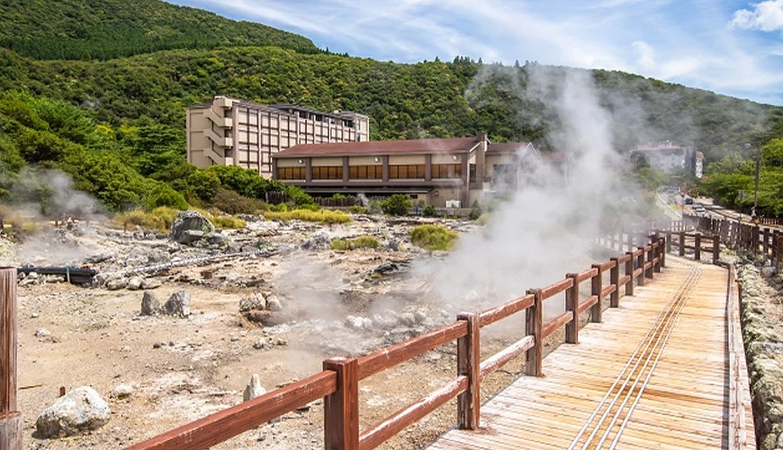 云仙地狱从地面上飘散着浓浓的硫磺味以及白烟