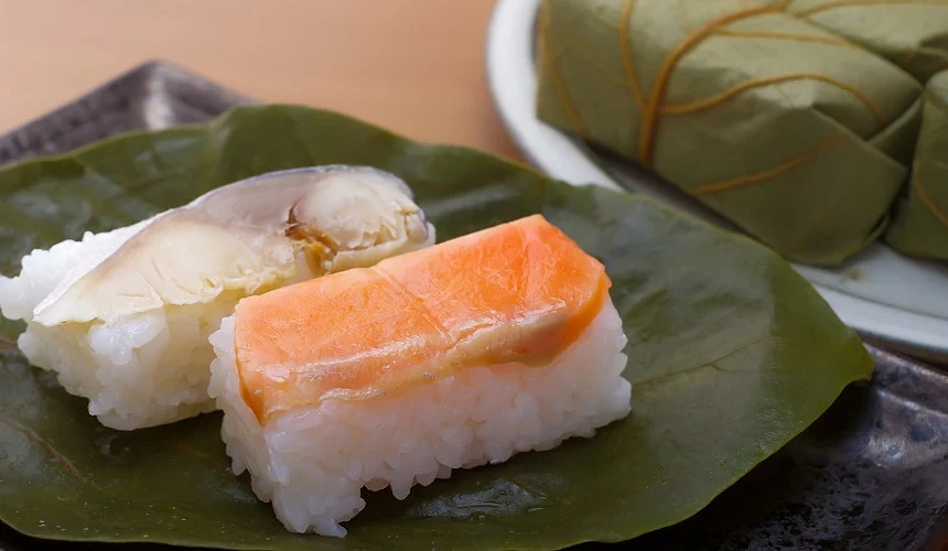 鮭魚和鯖魚口味的柿葉壽司