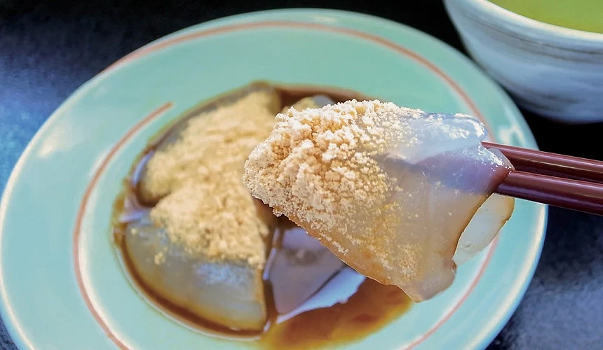 晶瑩剔透的葛餅,佐以黑糖蜜與黃豆粉
