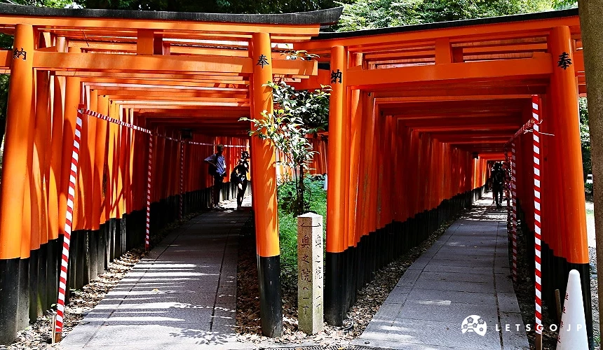 京都伏見稻荷神社內的千本鳥居