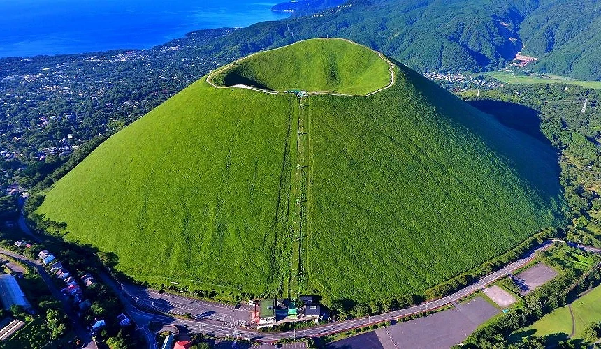 从空中俯拍伊豆大室山