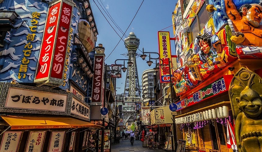 熱鬧街道盡頭是高塔通天閣