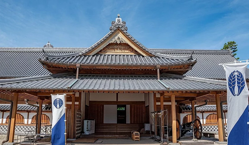 佐贺城本丸历史馆的正门建筑,屋顶为日式黑瓦