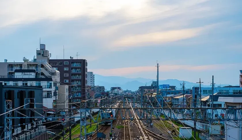 中間有電車鐵軌,左右兩側是住宅建築